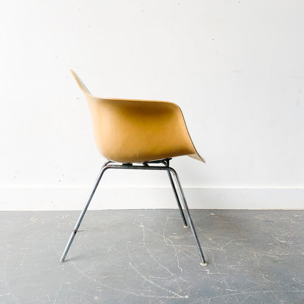 Shelley Hely アートフレーム Yellow Chair Shelley Hely アート