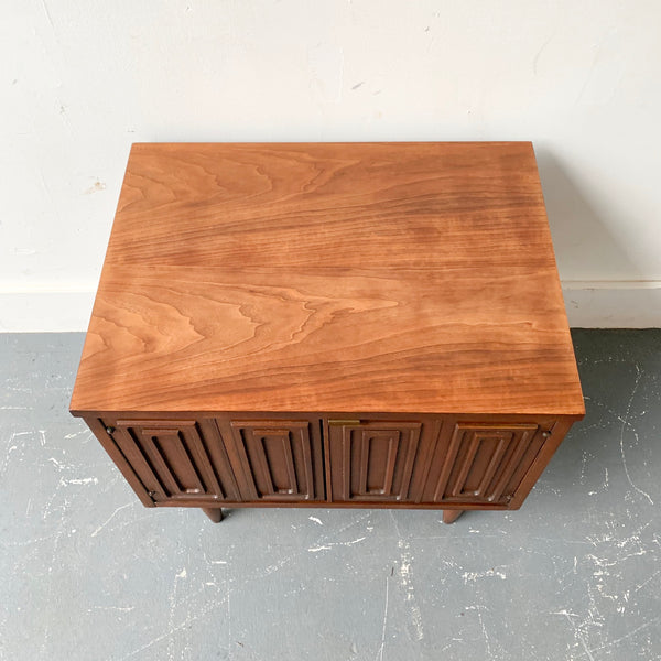 Broyhill Sculptra Nightstand – Atomic Furnishing & Design