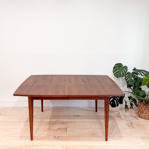 Broyhill Brasilia Dining Table w/ 2 Leaves