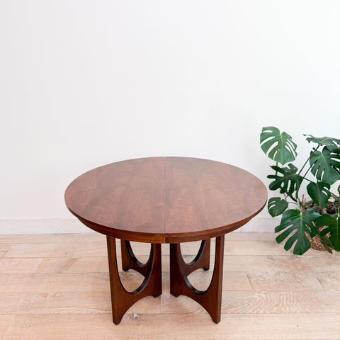 Broyhill Brasilia Dining Table w/ 1 Leaf